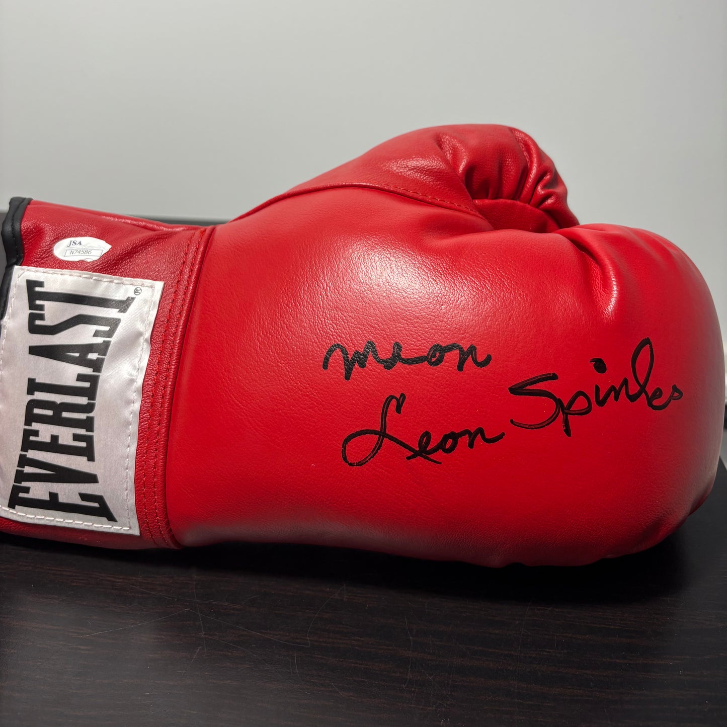 Leon Spinks World Heavyweight Champion Defeating Muhammad Ali Authentic Signed Boxing Glove